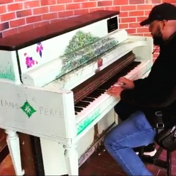 Photo of public piano at 449, Auburn Avenue Northeast, Sweet Auburn, Old Fourth Ward, Atlanta, Fulton County, Georgia, 30312, United States