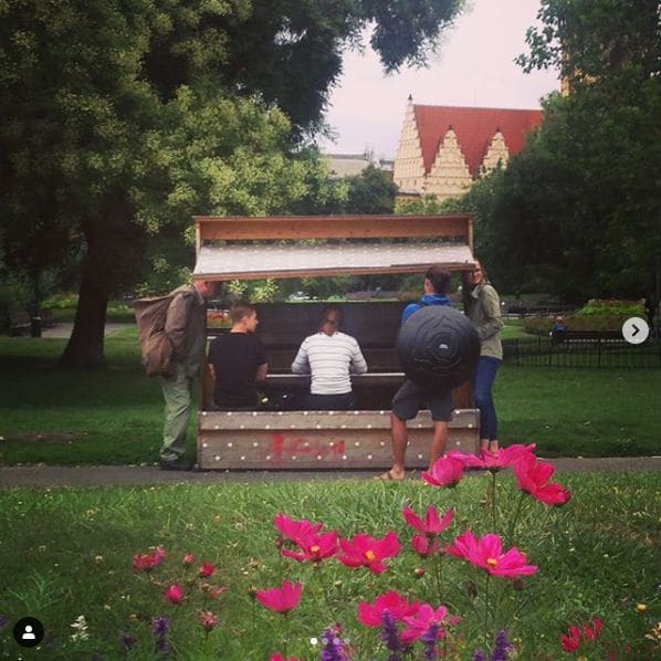 Photo of Karlovo náměstí at 551/34, Charles Square, New Town, Prague, 12000, Czechia. 🎶🎹Una ONG ha repartido varios pianos por Praga para que la gente toque y así…