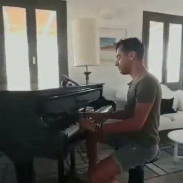 Photo of Parian Village Beach Hotel at Parikia, Δήμος Πάρου, Paros Regional Unit, South Aegean, Aegean, 84400, Greece. Old broken piano... No sustain... But I can't resist! 🎶 \