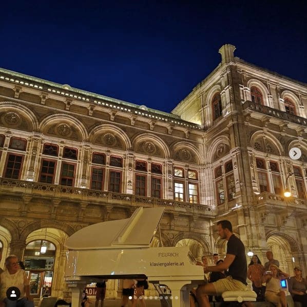 Photo of Vienna, Austria at Saint Stephen's Cathedral, 3, Stephansplatz, Stubenviertel, Innere Stadt, Vienna, 1010, Austria. Ohh Viennaa❤️ Vor der Staatsoper stehen und spielen…