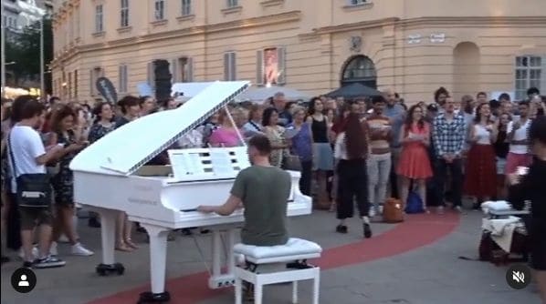 Photo of Open Piano for Refugees at 65, Nussdorfer Straße, Thurygrund, KG Alsergrund, Alsergrund, Vienna, 1090, Austria. Eine kleine zeitgemä෾ Textabänderung von HELP - The…