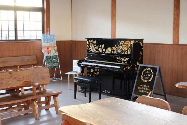 Photo of Konoha Station at Konoha, 部田見木葉線, 大字上木葉, Gyokuto, Tamana County, Kumamoto Prefecture, Japan. 熊本県玉東町のJR木葉駅待合室にあるピアノ「このは」です。\n月〜土𰛦:50�:50の間、どなたでもご自由にお弾きいただけます♪日曜日はお休…