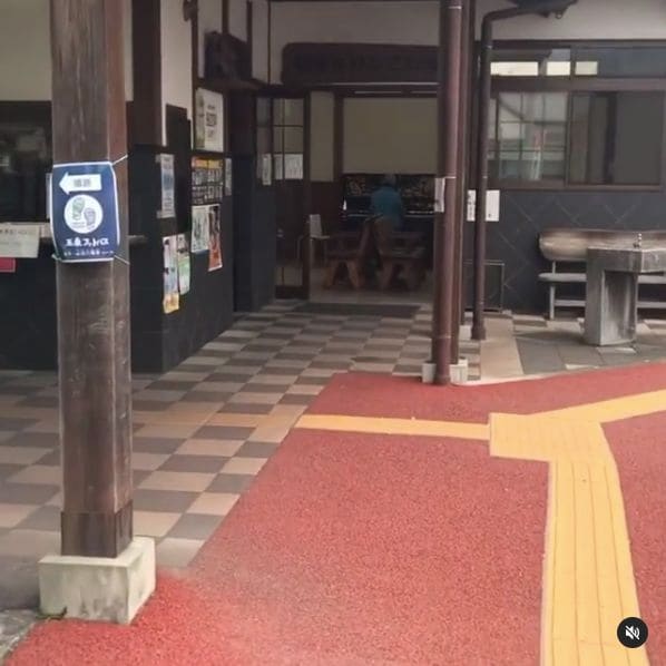 Photo of Konoha Station at Konoha, 部田見木葉線, 大字上木葉, Gyokuto, Tamana County, Kumamoto Prefecture, Japan. 熊本県玉東町のJR木葉駅待合室にあるピアノ「このは」です。\n月〜土𰛦:50�:50の間、どなたでもご自由にお弾きいただけます♪日曜日はお休…