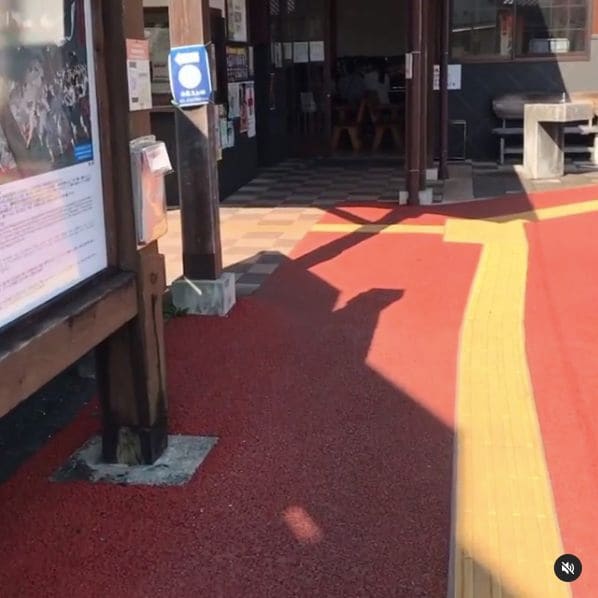 Photo of Konoha Station at Konoha, 部田見木葉線, 大字上木葉, Gyokuto, Tamana County, Kumamoto Prefecture, Japan. 卒業ソング「旅立ちの日に」の伴奏練習する娘さんを見守るお父さん☺️\n Dad watching over his daughter…