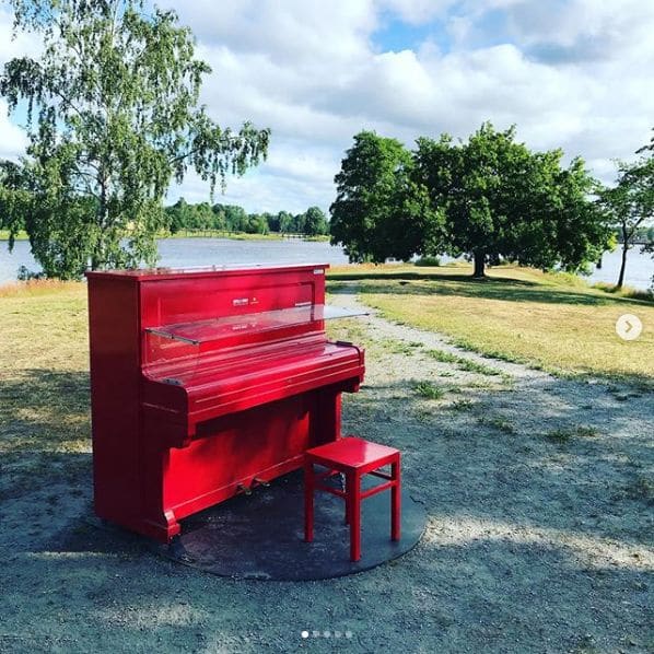 Photo of Sandgrundsudden at Le banc noir, Museigatan, Kasernhöjden, Tingvallastaden, Karlstad, Karlstads kommun, Värmland County, 65225, Sweden. Skön joggingtur, bla ut på…