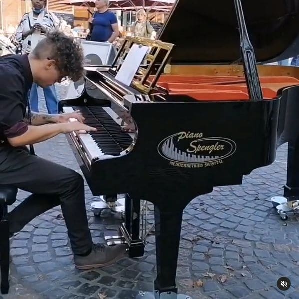 Photo of Bonn-Zentrum at 2, Vivatsgasse, Viktoriaviertel, Bonn-Zentrum, Stadtbezirk Bonn, Bonn, North Rhine-Westphalia, 53111, Germany. Live-Performance mit \