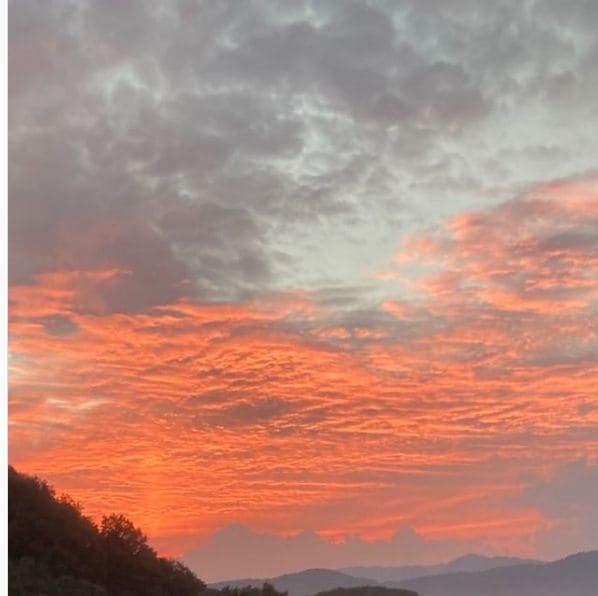 Photo of Takahashi, Okayama at Shimodanicho, Takahashi, Okayama Prefecture, 716-0045, Japan. 今日の夕焼け☀️🌥\n\n見事な赤焼けだった✨\n\n日没直後の空だから、水平線の向こうにある太陽から、昼間に比べて大気の中をすご〜く長い距離通ってくる。\…
