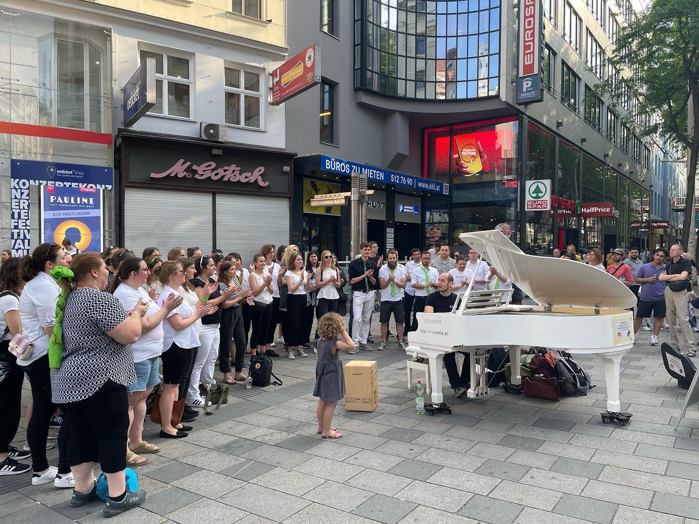 Photo of Mariahilfer Straße Wien at Bezirksgericht Fünfhaus (Gebäudeteil B), 1-7, Gasgasse, Neu-Fünfhaus, KG Fünfhaus, Rudolfsheim-Fünfhaus, Vienna, 1150, Austria. This is…